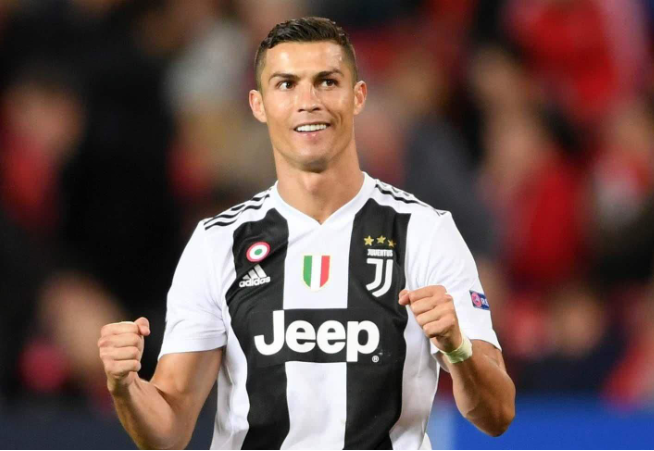 BBC：沙特仍有兴趣签下萨拉赫，球员在利物浦已连续两场替补（BBC：沙特仍追逐萨拉赫，后者在利物浦已连两场替补）