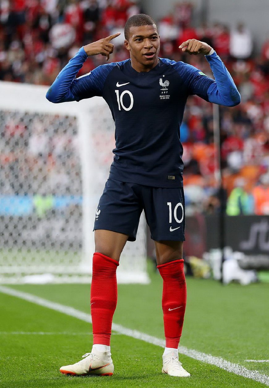 足球曼联新援首秀即破门，球迷高呼：值了！（曼联新援处子秀就进球，球迷直呼：值回票价！）