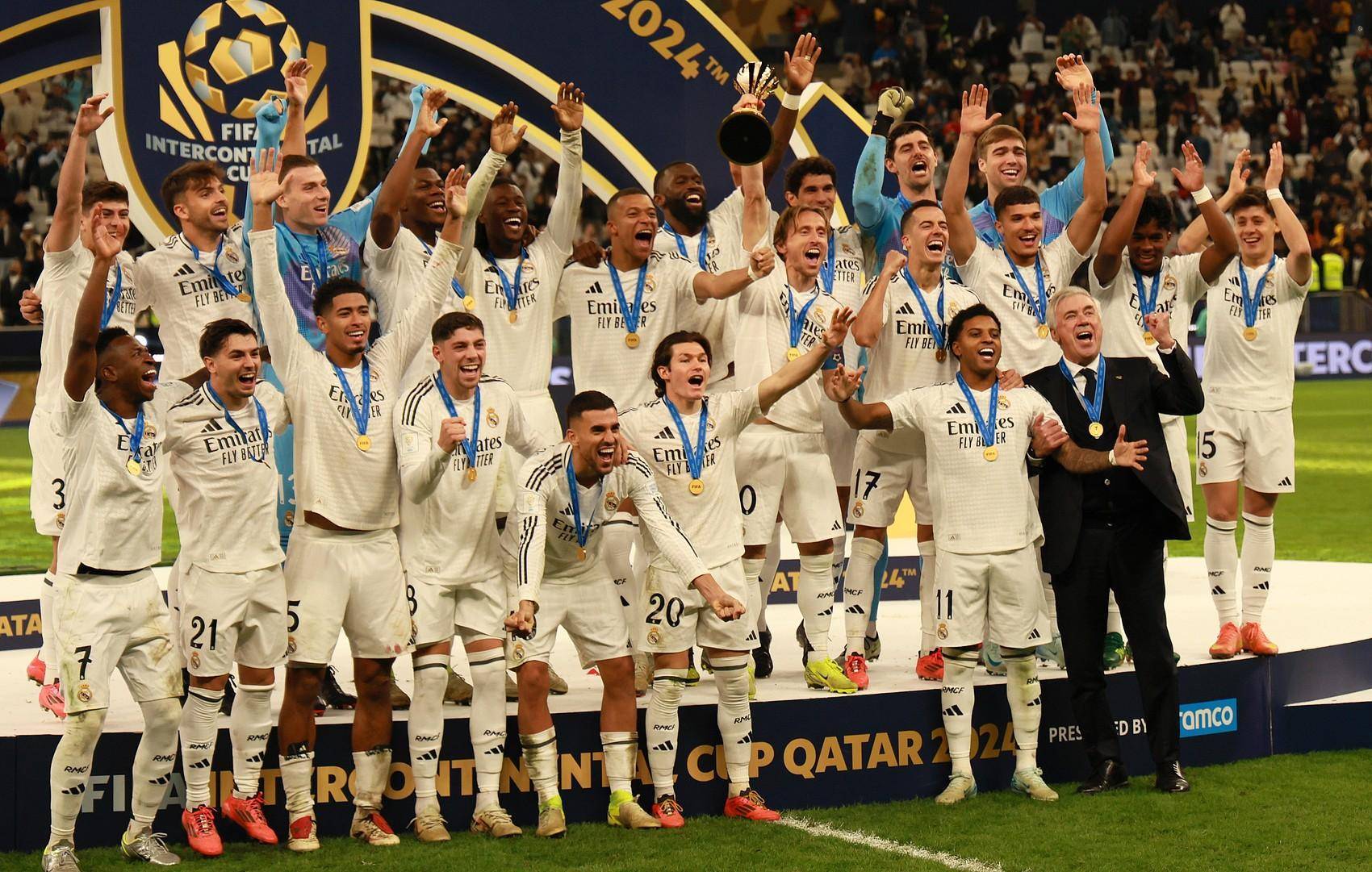 越媒：越南归化30岁原巴西籍中卫古斯塔沃，他将改名为杜飞龙（据越南媒体报道：30岁前巴西籍中卫古斯塔沃已归化越南，改名杜飞龙）