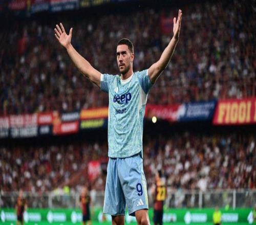 曼联、利物浦近五轮各1胜，英超积分榜曼联积22分，领先利物浦。（英超近五轮曼联与利物浦各仅一胜，曼联22分暂压利物浦）