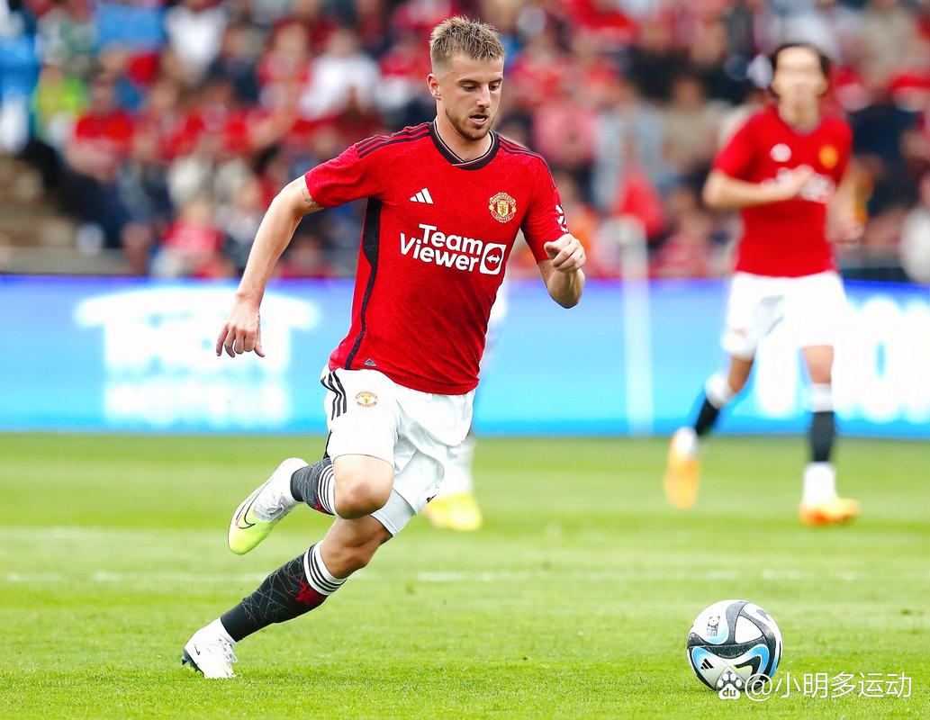 你是哪边的？本菲卡门将特鲁宾扑点后被队友阿劳若补射进球（尴尬一幕：本菲卡门将特鲁宾扑出点球，却被队友阿劳若补射破门）