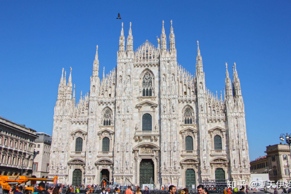 中外球员对待球迷的态度差距真大！（中外球员对球迷态度差异明显）