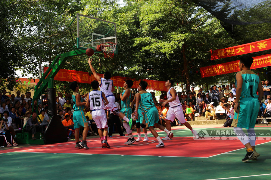 尤文发售圣诞节相关产品，毛衣售价39.9欧元，帽子16.9欧（尤文上新圣诞系列周边：毛衣39.9欧、帽子16.9欧）