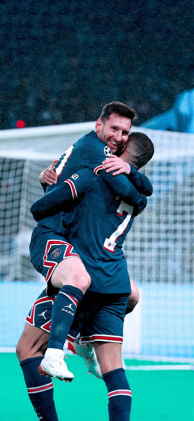 RMC：巴黎的大巴车比赛当晚在毕尔巴鄂市中心遭到石块袭击（RMC称：比赛当晚，巴黎队大巴在毕尔巴鄂市中心遭投石袭击）