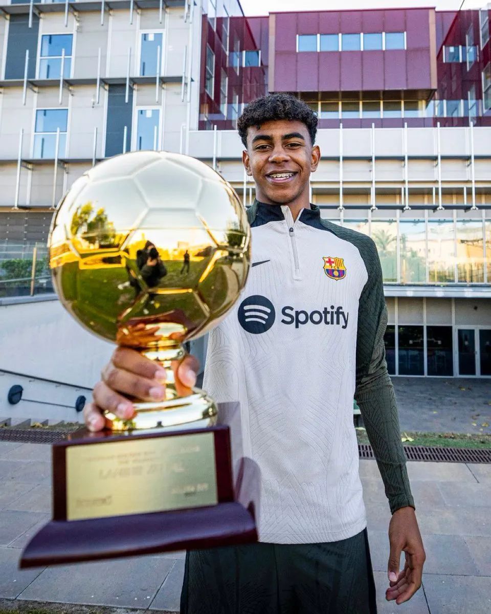 拉菲尼亚评巴萨历史巴西球员TOP5：内马尔居首，小罗第二（拉菲尼亚盘点巴萨史上巴西球员前五：内马尔第一，小罗第二）