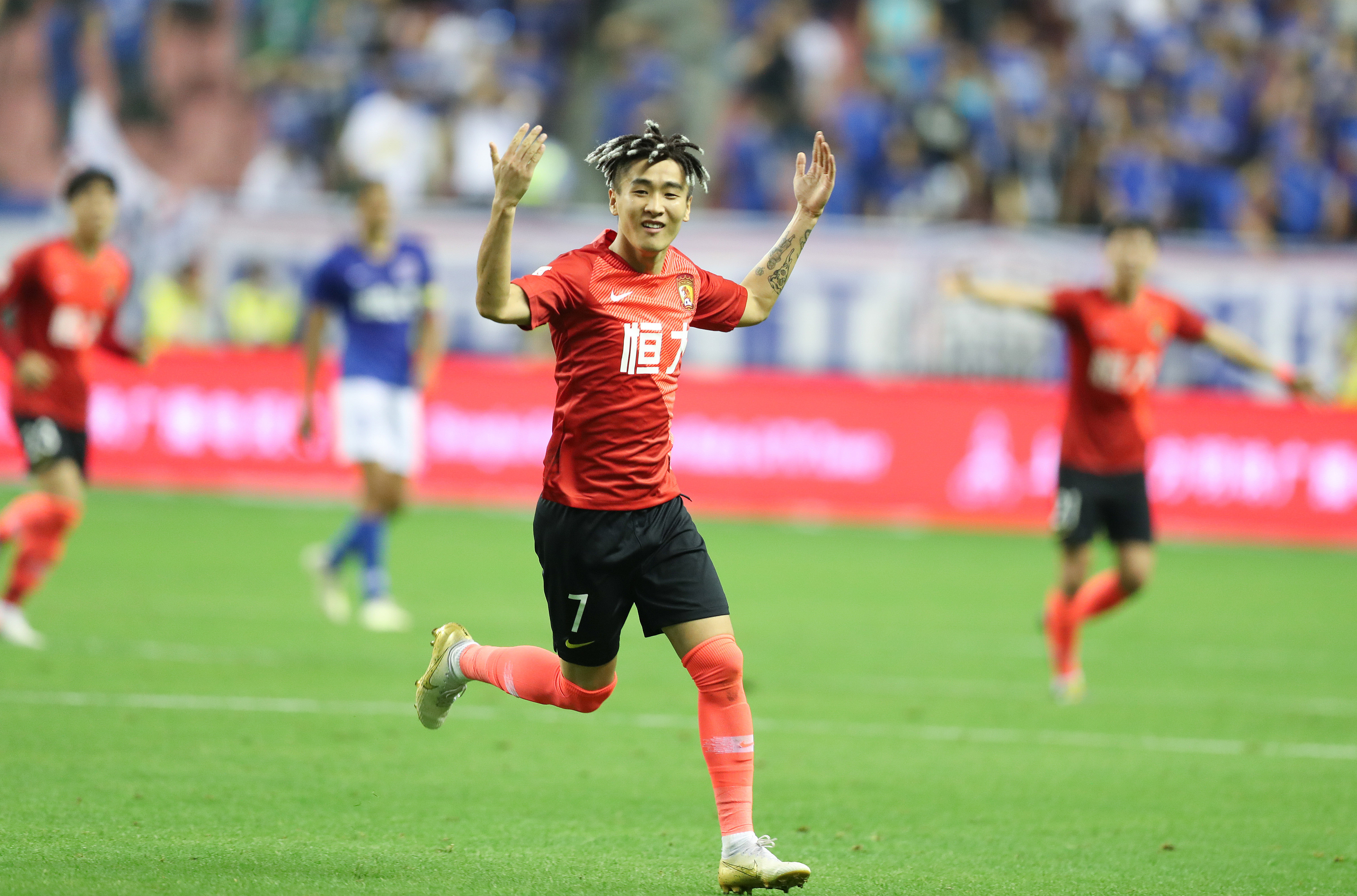 因排名垫底多名球员家人遭死亡威胁，佛罗伦萨官方表示谴责（排名垫底致多名球员家属遭死亡威胁，佛罗伦萨俱乐部予以强烈谴责）