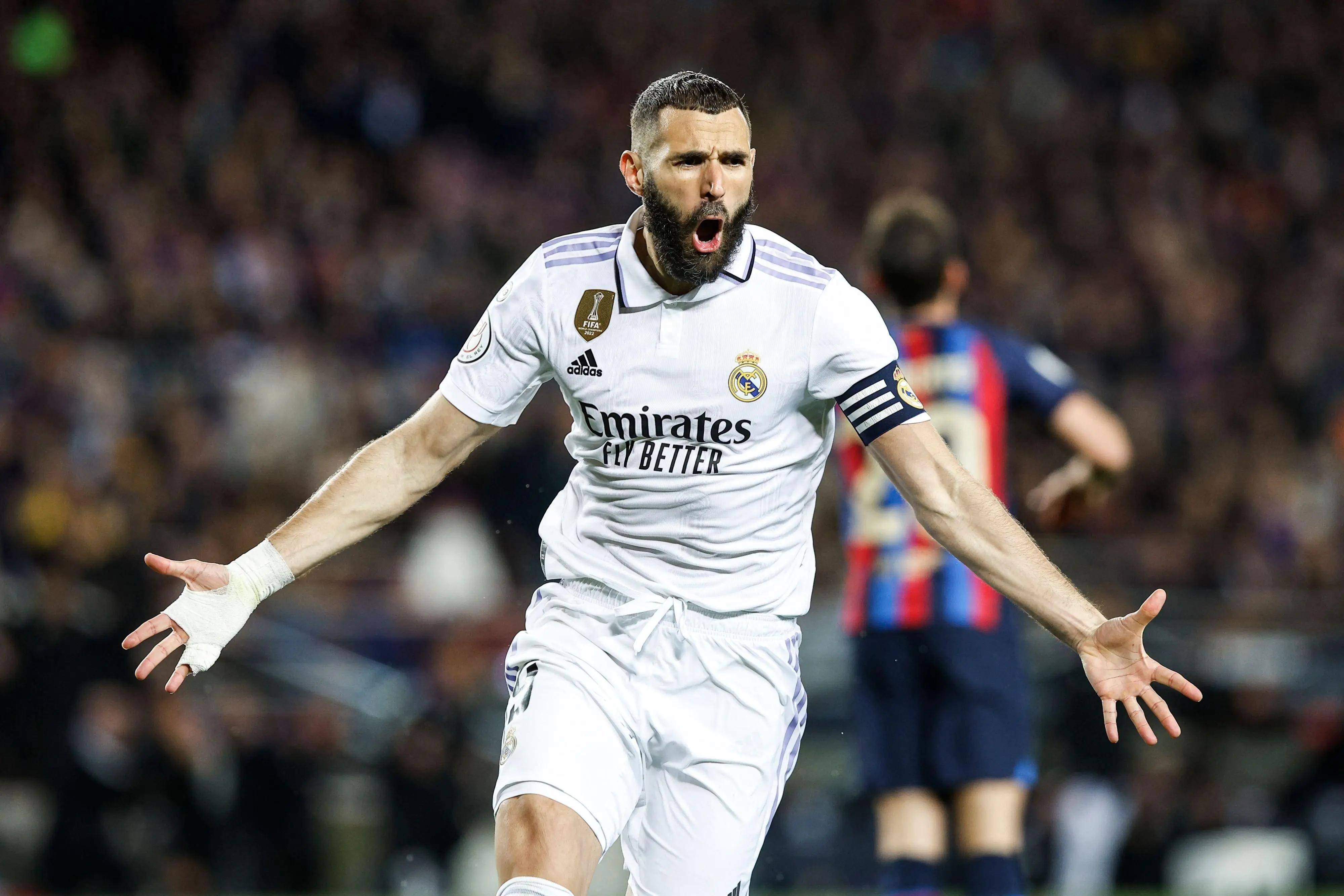 曼联英超14轮1-1战平西汉姆联，近5轮仅胜1场，阿莫林执教遇质疑，防守问题突出。（英超第14轮曼联1-1西汉姆，近五轮仅一胜，阿莫林执教受质疑，防线隐患凸显）