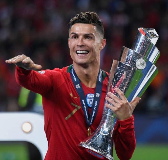 用冠军告别！前巴萨传奇正式挂靴退役，结束17年辉煌生涯（以冠军作别，前巴萨传奇官宣退役，17年职业生涯画上句号）