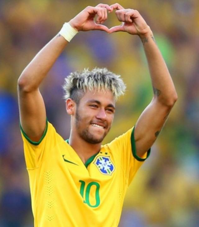 吕文君庆祝夺冠：是海港的三连冠，更是上海的三连冠（吕文君：不仅是海港三连冠，也是上海的三连冠）