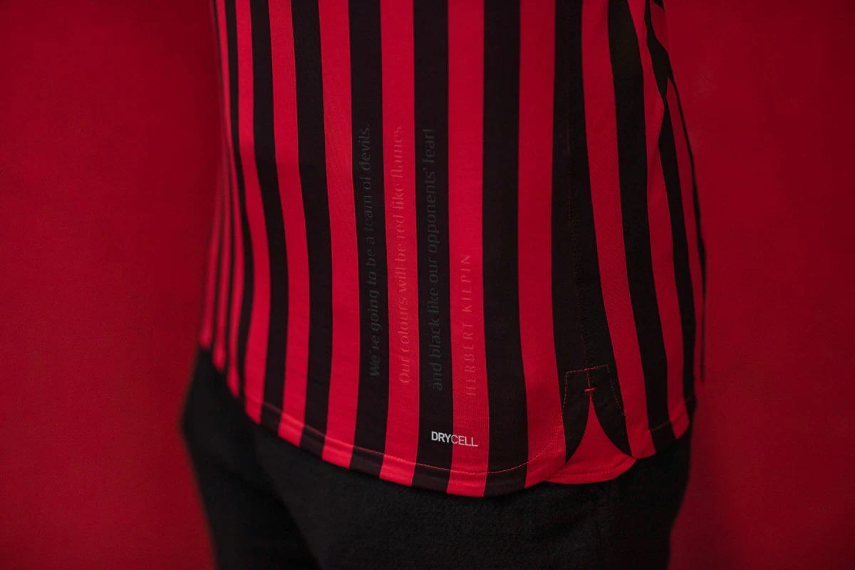 意大利上一场参加世界杯的首发11人：6人已退役，2人无球队（意大利上次世界杯首发11人中，6人已退役，2人暂无球队）