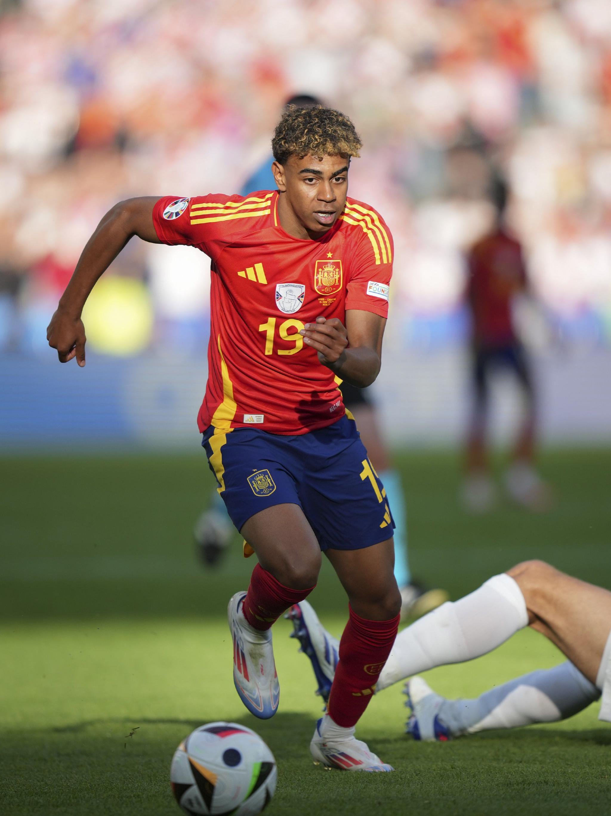 英超 阿森纳VS布伦特福德比分预测 积分排名与争冠形势：欧冠后遗症的考验（英超前瞻：阿森纳vs布伦特福德比分预测，积分态势与争冠格局，欧冠后遗影响考验）