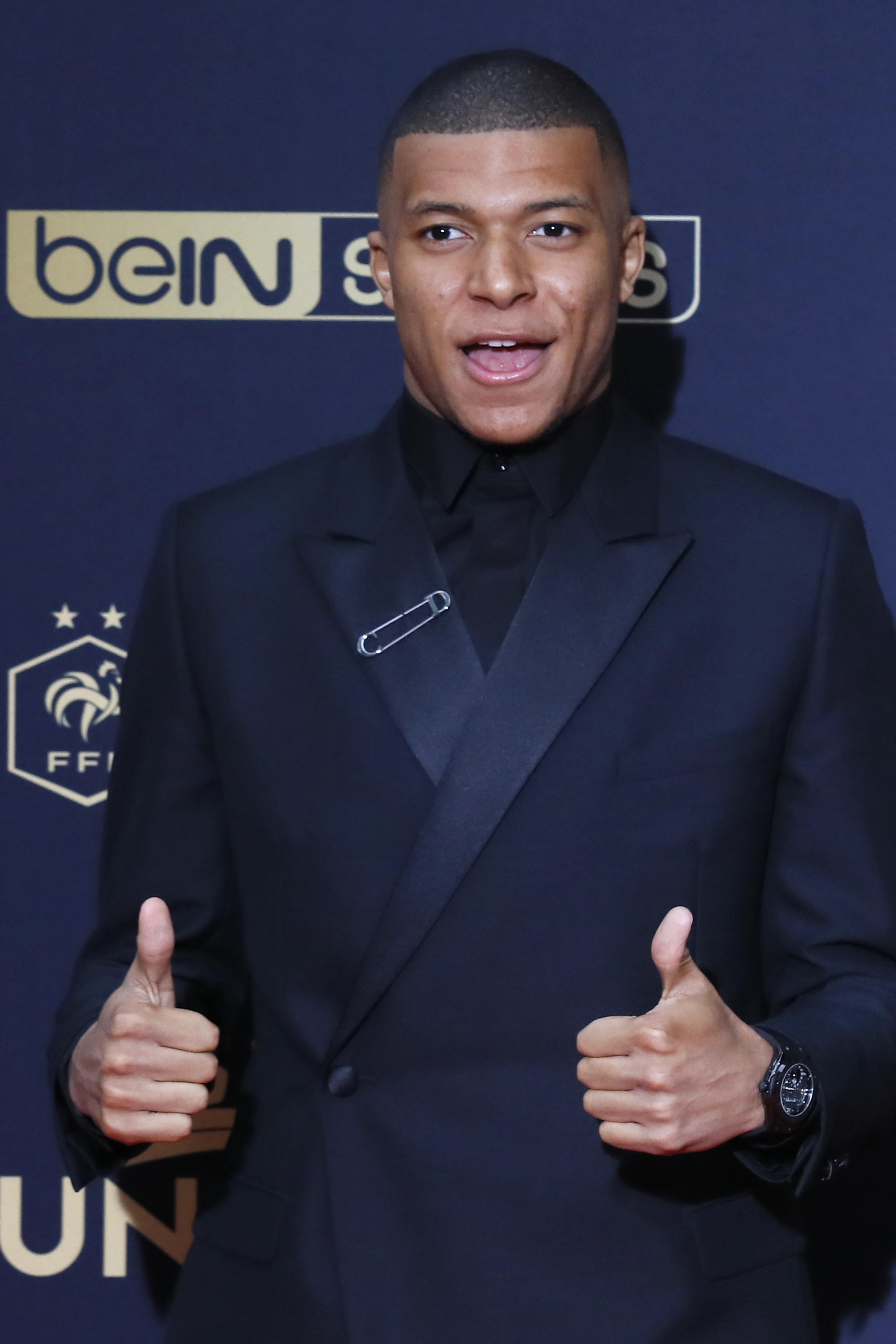 毕包官方：后卫拉波尔特左腿腿筋受伤，恢复情况有待评估（毕包官方通报：后卫拉波尔特左腿腿筋受伤，康复情况待评估）