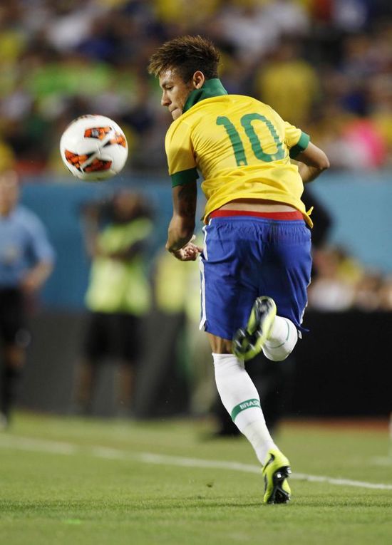 体图：多特不排除给阿德耶米设解约金，但金额至少要到8000万（体图：多特考虑为阿德耶米加入解约条款，数额不低于8000万）