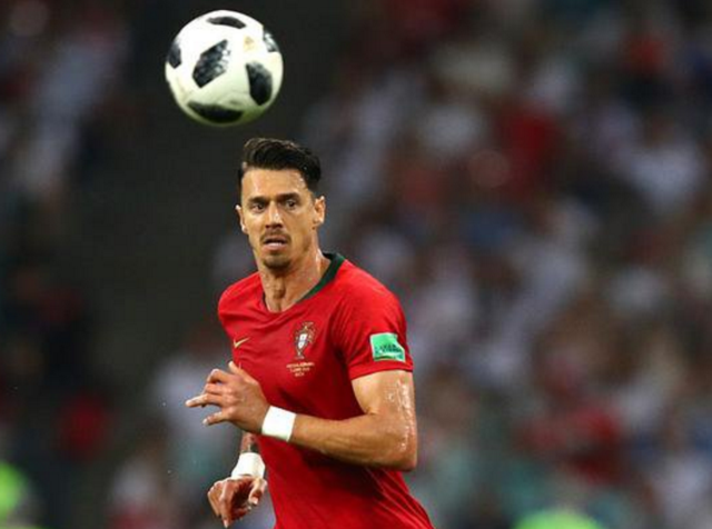 范迪克直言萨拉赫替补：利物浦没有“免检卡”，巨星也需证明自己（范迪克谈萨拉赫坐板凳：利物浦无特权，球星也得拿表现说话）